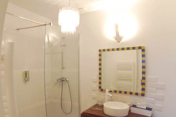 La salle d'eau façon métro et vintage