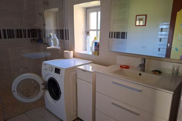 Salle de bain lumineuse rdc, grande douche italienne et WC séparés