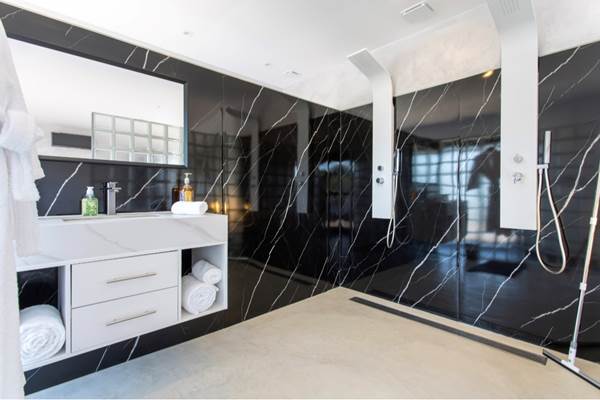 Double douche - Master Suite Contempory