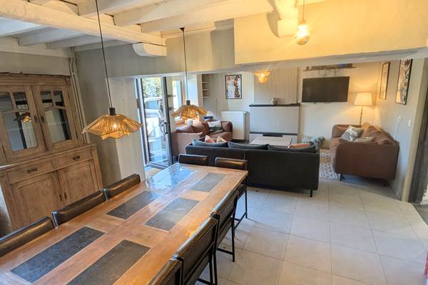 alt="Espace repas lumineux et convivial du gîte familial pour grandes tablées et séjours en groupe en Belgique"