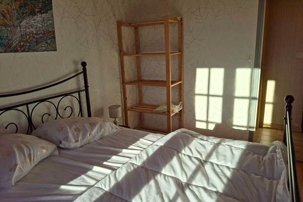 Chambre 4 1er étage, lit double, confort et climatisation, rangements, vue panoramique sur la vallée de la Dordogne