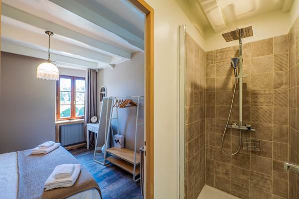 Stone room en suite