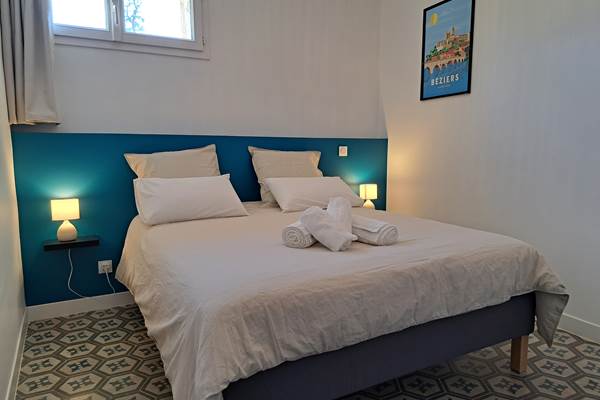 Deuxième vue de la chambre bleue du gîte Le Ramonetage.