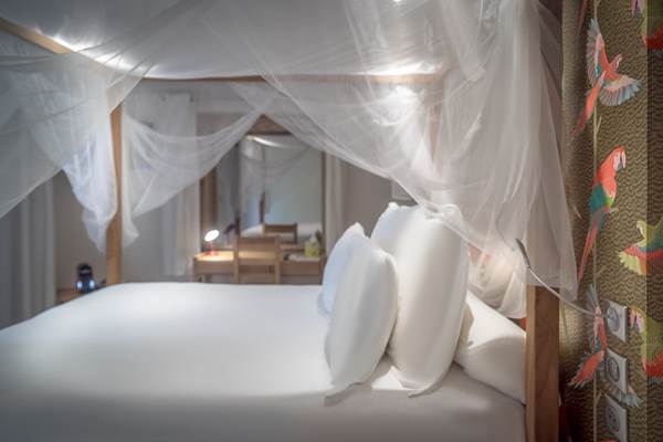 <img src="chemin-de-l-image.jpg" alt="Literie de qualité dans la suite Carriacou à l'hôtel La Maison de Clémentine, Fort-de-France, Martinique" />