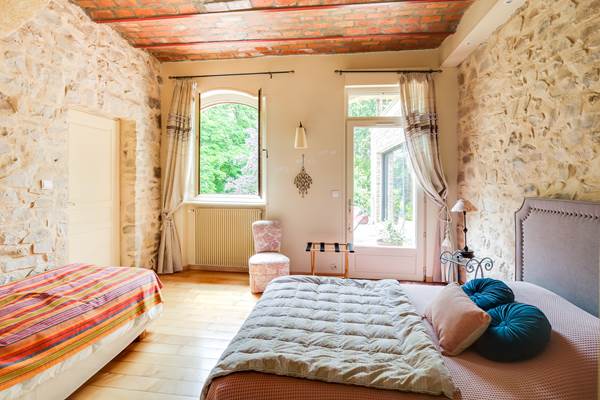 Chambre mur en pierres