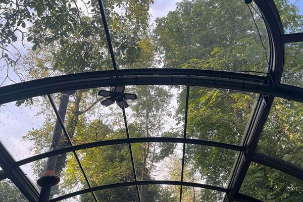 Bulle avec vue panoramique sur la nature, les étoiles et la lune.
