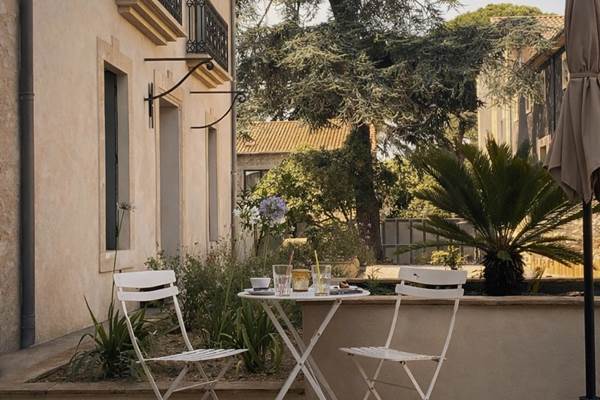 Petit déjeuner en terrasse dans un gîte de charme dans l’Hérault en Occitanie, près de Béziers