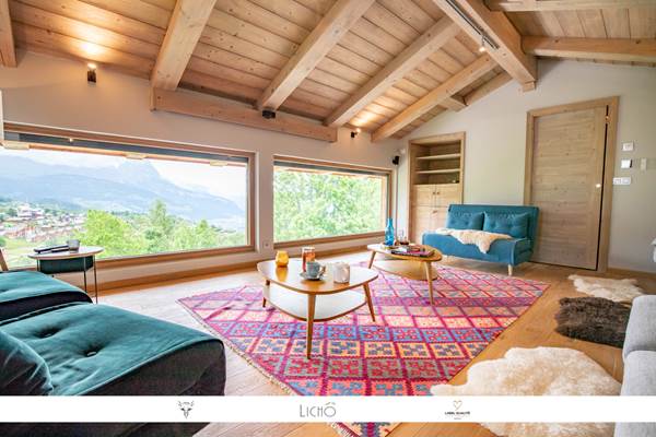 Salon TV avec home cinéma, terrasse et couchage pour 2 personnes