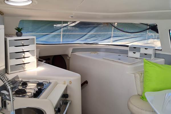 cuisine équipée et escalier vers les cabines