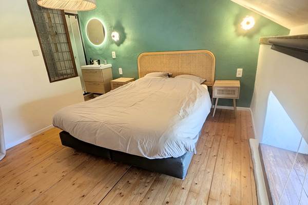 alt="Chambre cosy avec lit queen size et salle de douche privative dans le gîte familial en Belgique"