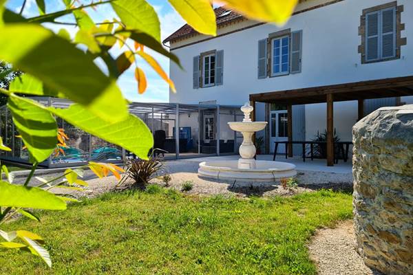 gite-le-lijaly-exterieur-maison-bournezeau-vendee-grande-capacite-famille-vacances.jpg