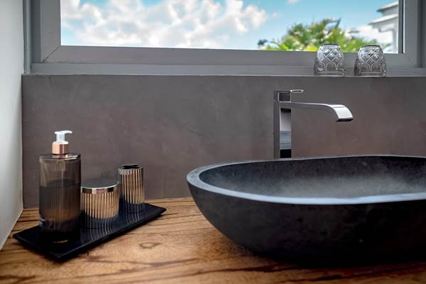 <img src="chemin-de-l-image.jpg" alt="Salle de bain de la suite Grenade avec douche à l’italienne, hôtel de charme La Maison de Clémentine, Fort-de-France, Martinique" />