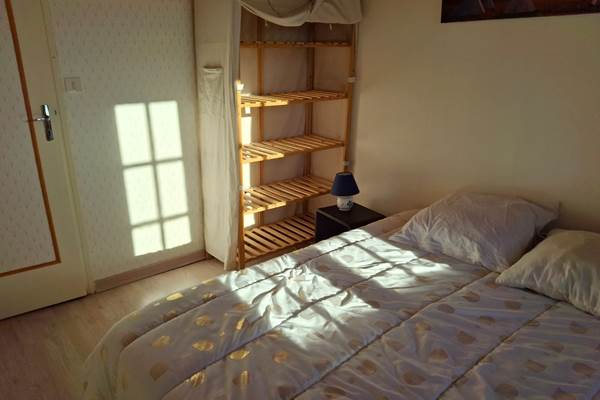 Chambre 3 1er étage, lit double, confort et climatisation, rangements, vue panoramique sur la vallée de la Dordogne