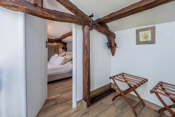 Taupe room landing
