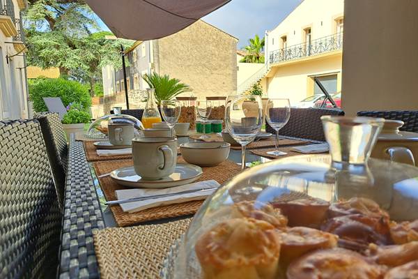 Terrasse extérieure pour le petit déjeuner aux Gîtes de Monte Blanco, près de Pézenas.