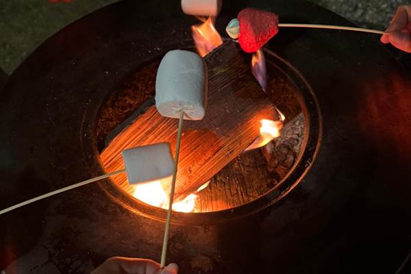 Griller des chamallows au braséro, dans un hébergement insolite.