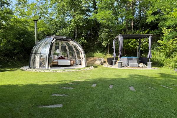 Bulle en dur avec ouverture panoramique pour une immersion totale dans la nature.