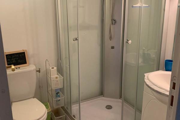 Shower room in Poppies