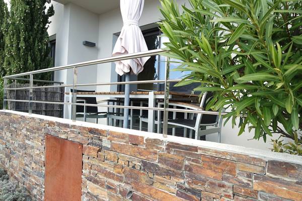 Une grande terrasse, dans un écrin de verdure