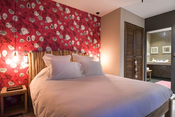 <img src="chemin-de-l-image.jpg" alt="Suite Mayero à l'hôtel La Maison de Clémentine, lit double douillet avec linge de qualité, Fort-de-France, Martinique" />