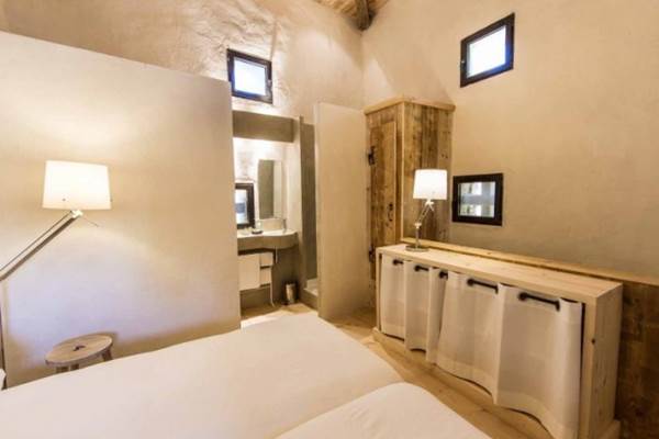 ColombierChateauMedievalJuraGiteInsoliteHautdeGamme-chambre