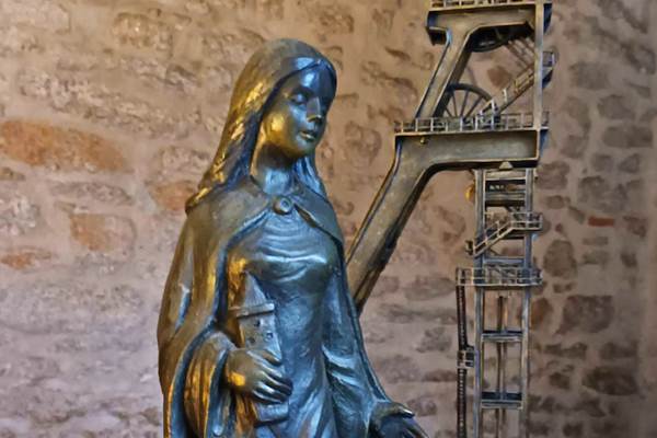 Sculpture de la Sainte Barbe avec un chevalement minier. Mat Wanders-photo-news