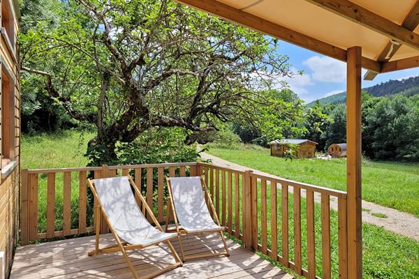 Tiny house Eglantine terrasse et chiliennes