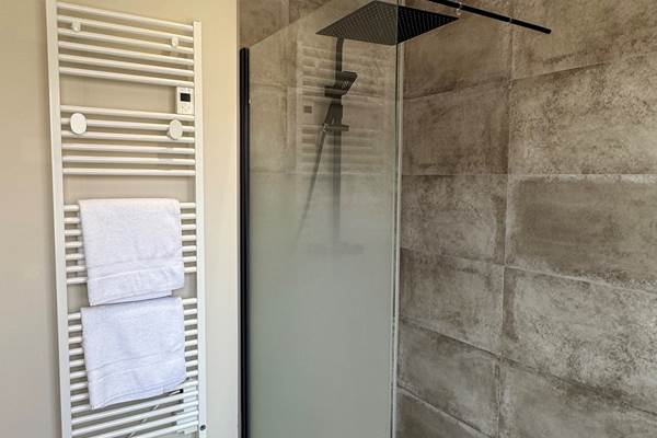 immense douche à l'italienne