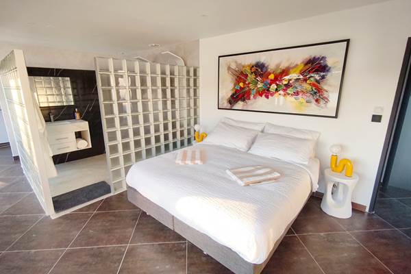 Master Suite "Contempory" classe et chic avec vue sur jardin et terrasse privée - moderne luxe