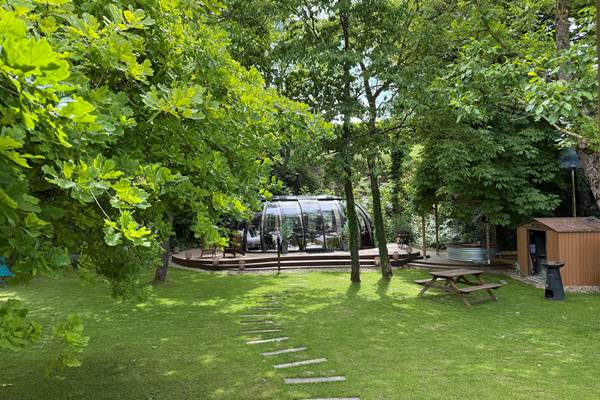 Écolodge avec spa privatif proche Vichy, en pleine nature.