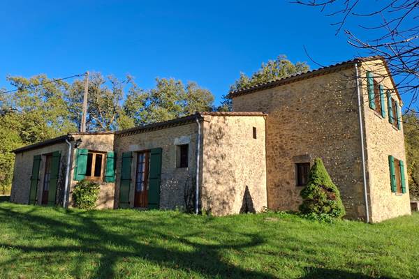 Maison traditionnelle du Périgord noir pour 8, grands espaces en bordure de forêt, idéale en famille ou entre amis