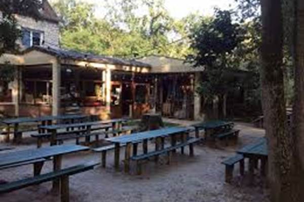 Restaurant la Dame Jeanne, à 1 km dans la forêt
