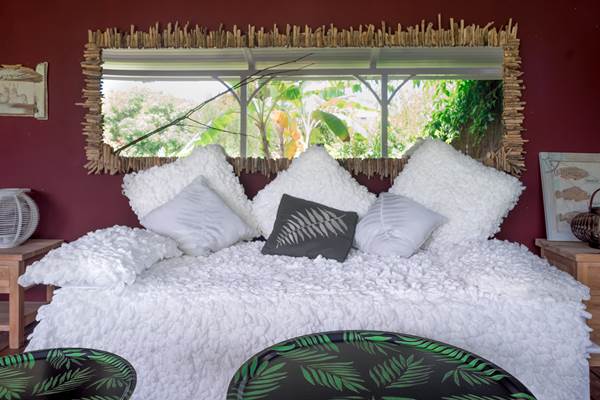 <img src="chemin-de-l-image.jpg" alt="Grand salon extérieur confortable donnant sur le jardin tropical dans la suite Carriacou, hôtel La Maison de Clémentine, Fort-de-France, Martinique" />