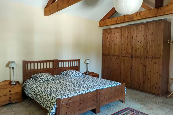 Chambre 1 et ses rangements