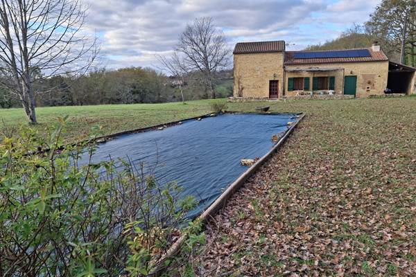 Terrain de pétanque privé, idéal pour profiter de moments de jeu entre amis ou en famille