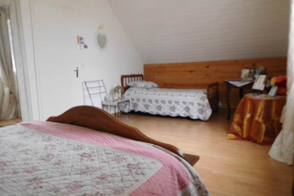 Votre chambre du Levant se compose d'un grand lit 140 et d'un lit de 90 avec un bel espace. La fenêtre a une moustiquaire .