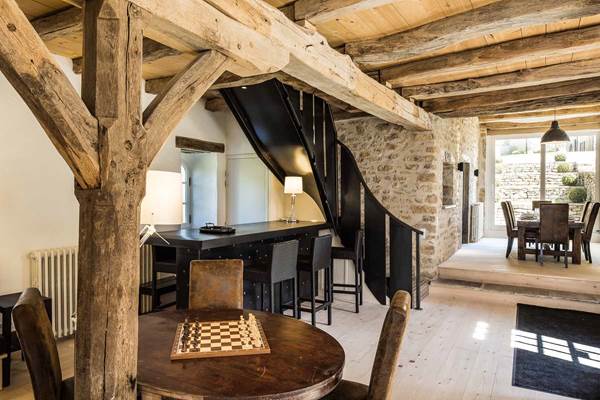 GiteChateauMedievalMarignaJuraPiscineTennisHautdeGamme-salonFerme