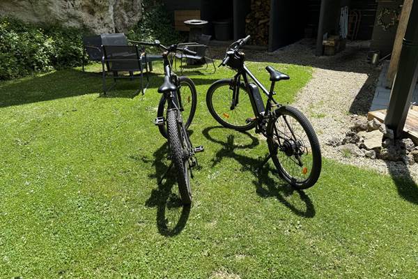 Vélos électriques gratuits inclus dans votre séjour en Auvergne.