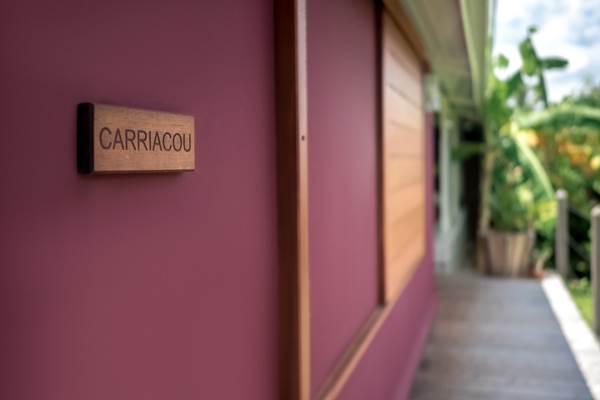 <img src="chemin-de-l-image.jpg" alt="Suite Carriacou à l'hôtel de charme La Maison de Clémentine, tout confort avec minibar, coffre-fort, machine à café, grande terrasse privative" />