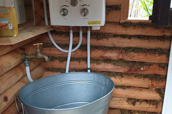 les bois de saint Auvent cabane sanitaire