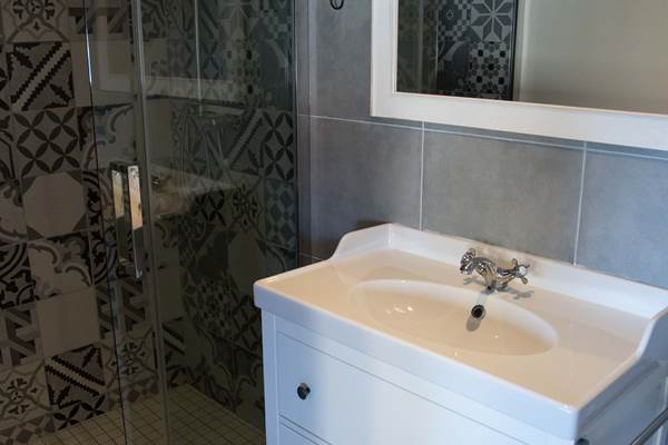 Salle d'eau avec douche à l'italienne.