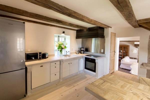 GiteChateauMedievalMarignaJuraPiscineTennisHautdeGamme-CuisineGitePierre