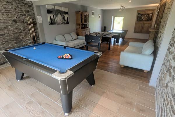 alt="Table de billard dans la salle de jeux du grand gîte familial en Ardenne belge"