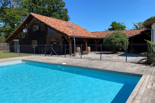 Piscine et vue terrasse couverte