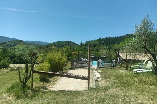 Les gîtes de Moussan - terrain de pétanque et piscine