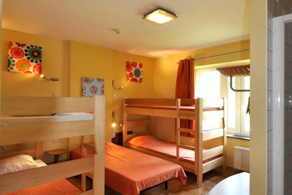 Chambre 2 lit superposé + 1 lit simple + 1 douche
