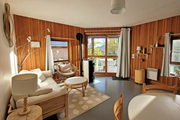 salon-chalet-pelardon-poele-3