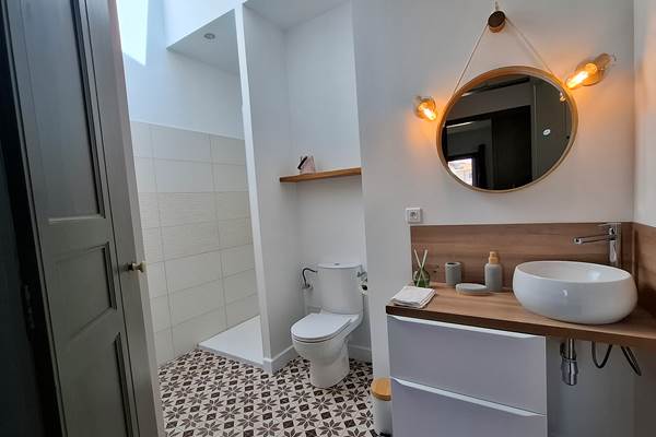 chambre-pastelle-salle-de-bain-complete-montblanc-herault