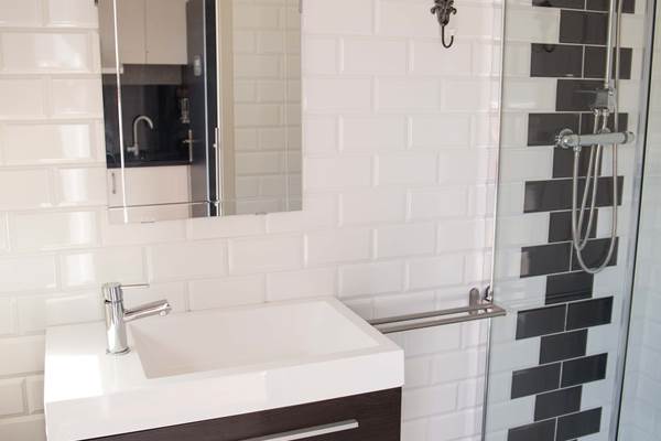 Salle d'eau avec douche.