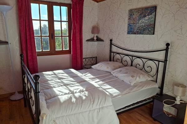 Chambre 4 1er étage, lit double, confort et climatisation, rangements, vue panoramique sur la vallée de la Dordogne